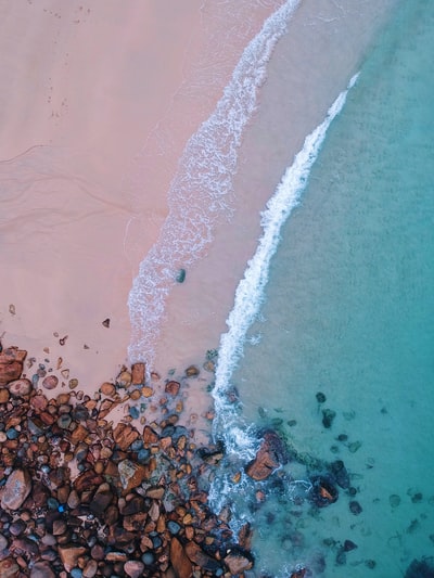 鸟瞰图摄影的海岸上
